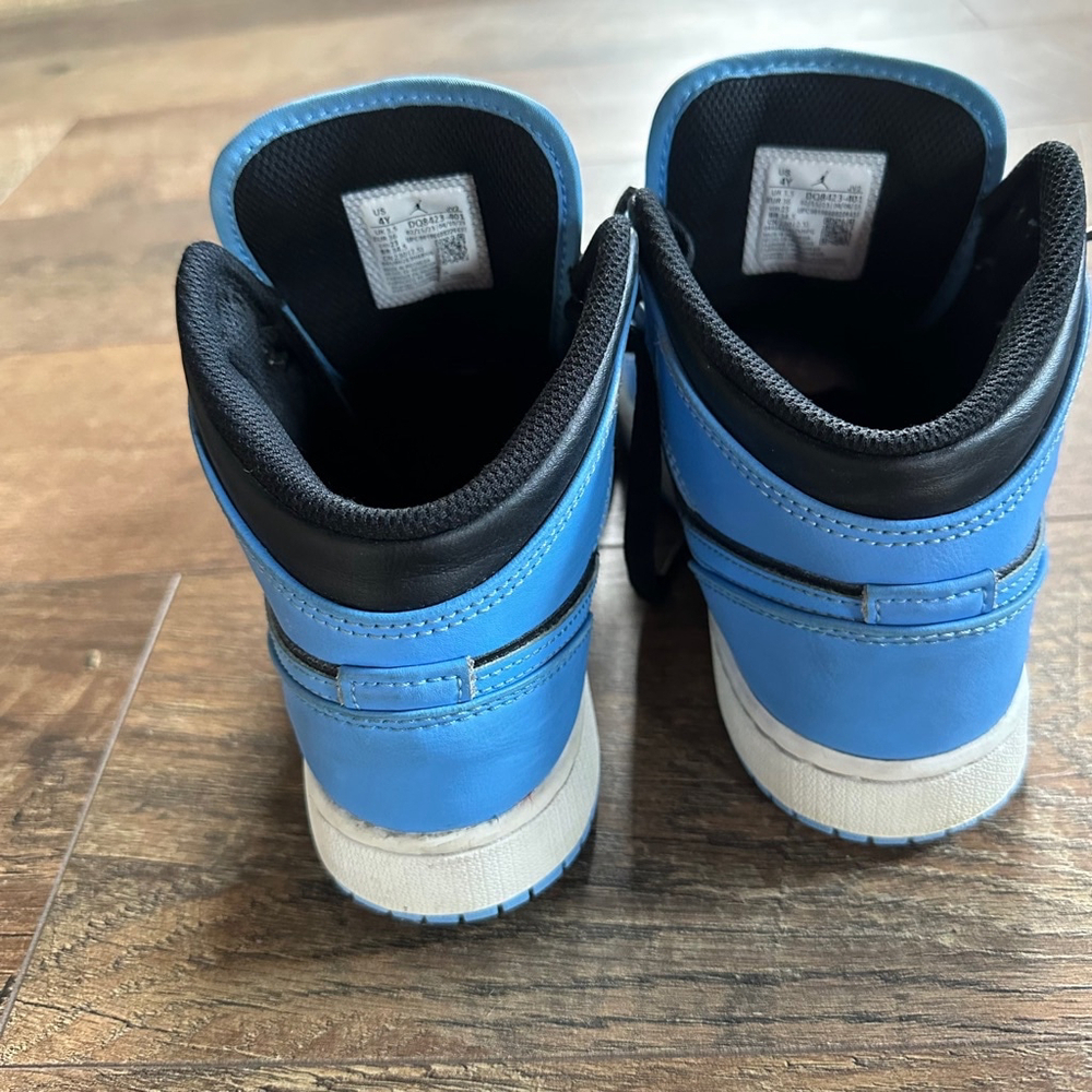 Boys Jordan 1 Retro High OG University Blue Black Size 4Y Sneakers - Picture 3 of 6